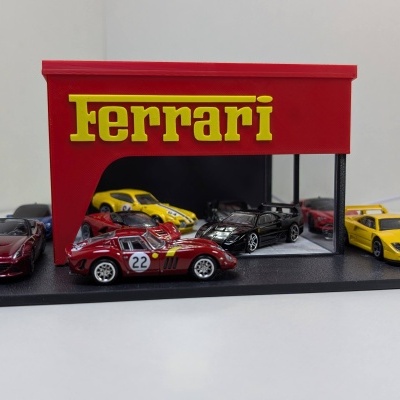 Miniaturas de carros Ferrari em exposição com suporte vermelho e texto amarelo Ferrari