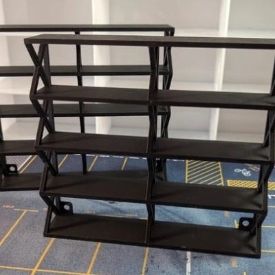 Estante modulada de parede preta com três prateleiras e design moderno
