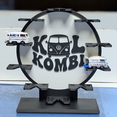 Expositor preto circular para carrinhos, com texto KOL KOMBI e desenho de carrinha VW Kombi.