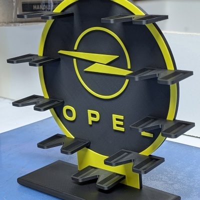 Suporte preto e amarelo com logótipo Opel e várias pequenas prateleiras.