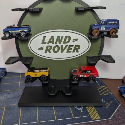 Suporte com miniaturas de carros Land Rover em diversas cores