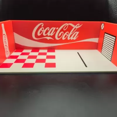 Miniatura de diorama Coca-Cola com decoração vermelha e branca