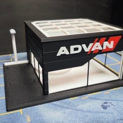 Miniatura de loja preta com texto ADVAN e piso azul com marcações