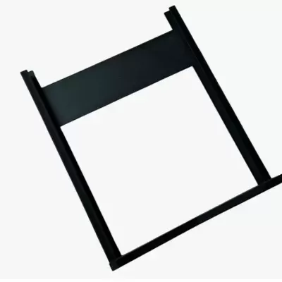 Estrutura preta retangular sobre fundo branco