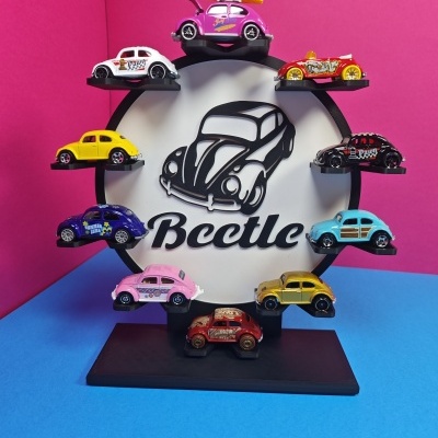 Miniaturas coloridas de carros Beetle em estrutura circular com texto Bceetle