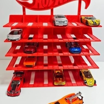 Expositor plástico vermelho Hot Wheels com nove carrinhos de brinquedo coloridos