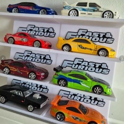 Conjunto de carros em miniatura Fast & Furious coloridos em suportes brancos