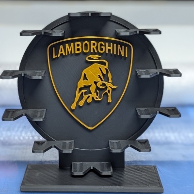 Suporte preto com emblema da Lamborghini dourado