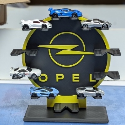 Suporte com miniaturas de carros desportivos e logótipo Opel