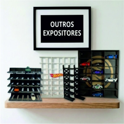 Expositores de carros miniatura Hot Wheels e quadro com texto OUTROS EXPOSITORES