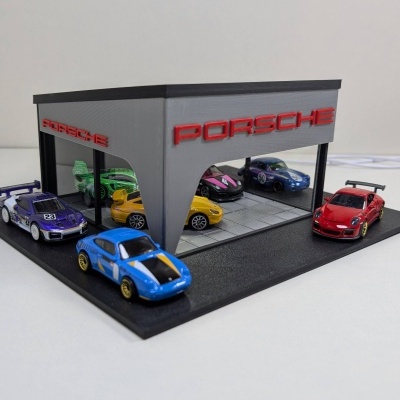 Miniatura de loja Porsche com carros de corrida em miniatura