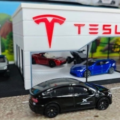 Maqueta da concessionária Tesla com miniaturas de carros em diversas cores