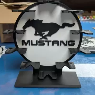 Suporte preto e branco para óculos com logo Mustang e cavalo a galope