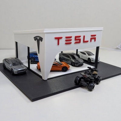 Modelo de exposição Tesla com miniaturas de carros e veículo todo-o-terreno