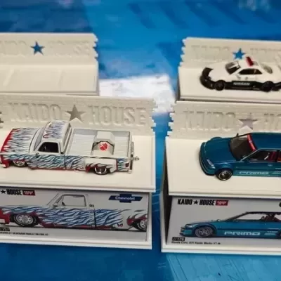 miniaturas de carros em expositores brancos com padrões coloridos