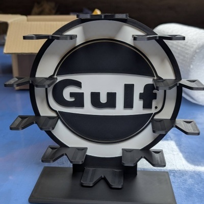 Suporte preto e branco com texto Gulf. e várias plataformas pequenas