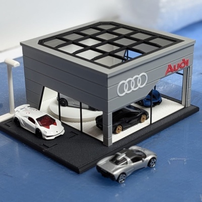 Miniatura de concessionária Audi com carros desportivos em miniatura