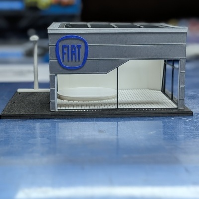 Maquete de montra de loja FIAT cinzenta com vidro e sinal azul