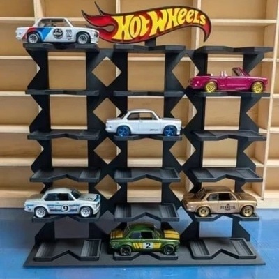 Suporte preto de plástico com carrinhos Hot Wheels coloridos e logo na parte superior