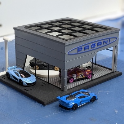 Miniatura de concessionária PÅGANI com carros de brinquedo coloridos