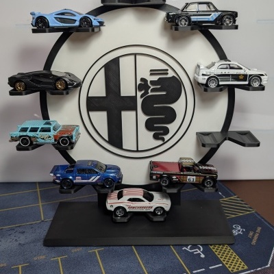 Expositor de miniaturas de carros coloridos com logótipo e base preta.