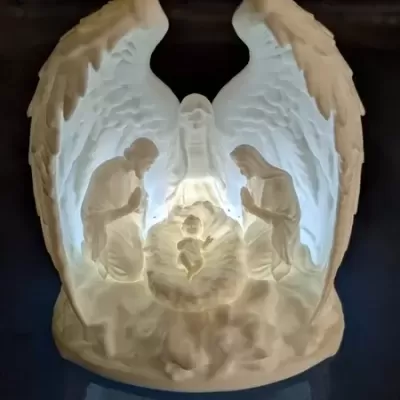 Estátua decorativa branca de presépio com anjo e crianças iluminada internamente