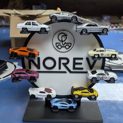 Miniaturas de carros variadas em suporte com logótipo Norev