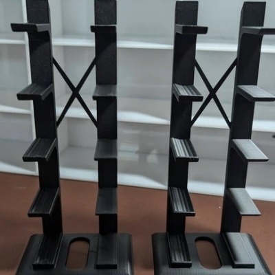 Dois suportes pretos de metal com múltiplos níveis para organização