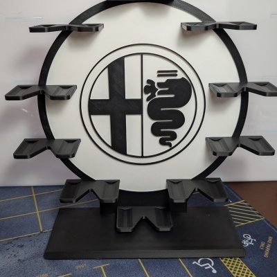 Suporte de mesa preto e branco com símbolo e várias prateleiras em cima de tapete com marcações de estacionamento