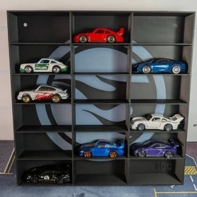 Estante preta com carros de brinquedo coloridos em nichos