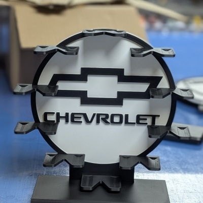 Suporte com logótipo CHEVROLET em preto e branco sobre superfície azul