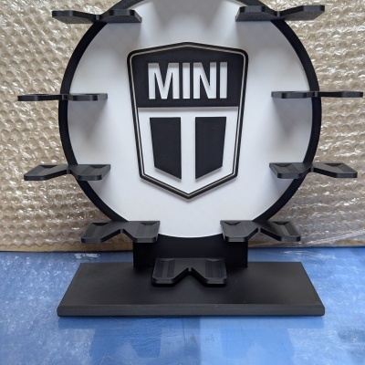 Suporte preto em plástico com base retangular e escudo MINI impresso