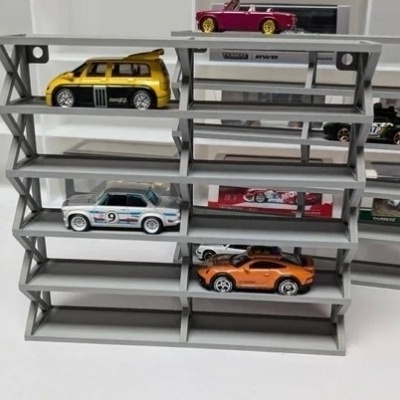 Carrinhos de brinquedo coloridos em prateleiras cinza