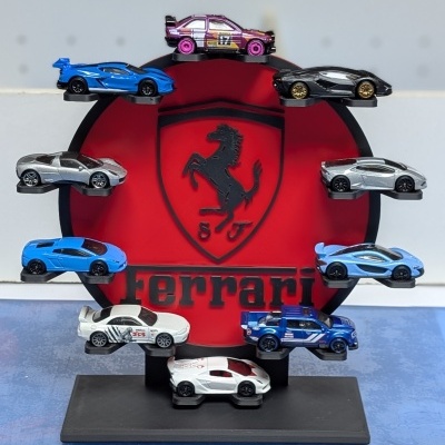 Conjunto de carros miniatura coloridos em suporte com logótipo Ferrari vermelho e preto
