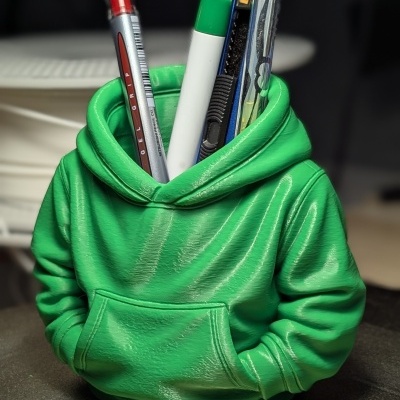 Suporte para canetas em forma de hoodie verde com canetas