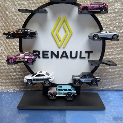 Miniaturas de carros coloridos em suporte preto com logo da RENAULT em fundo branco e plástico bolha