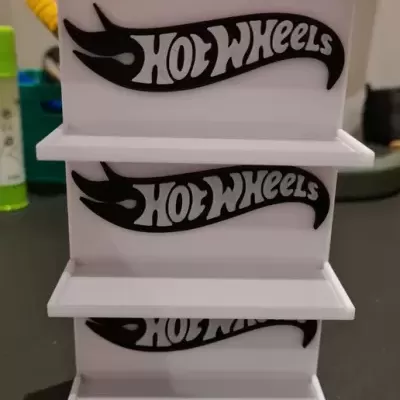 Expositor branco de plástico com prateleiras e logotipo Hot Wheels