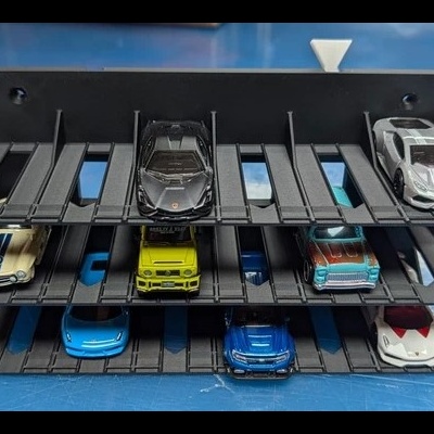Carrinhos de brinquedo organizados em prateleiras pretas em superfície azul