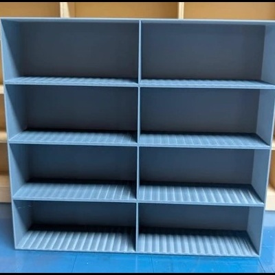 Estante azul modular com oito compartimentos e prateleiras texturizadas