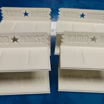 Quatro suportes brancos de plástico com texto KAIDO HOUSE e estrela