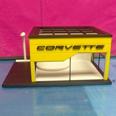 Miniatura de edifício amarelo e preto com texto CORVETTE