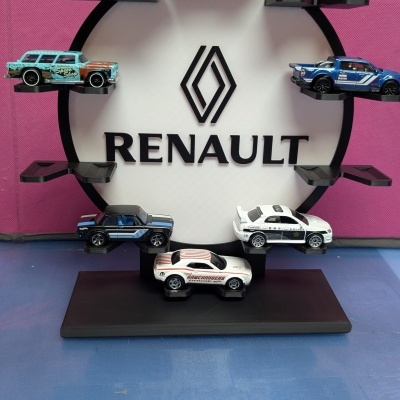 Expositor circular preto com sete miniaturas de carros e logo Renault