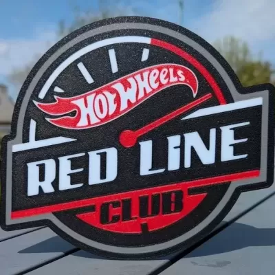 Distintivo preto, branco e vermelho com texto Hot Wheels Red Line Club