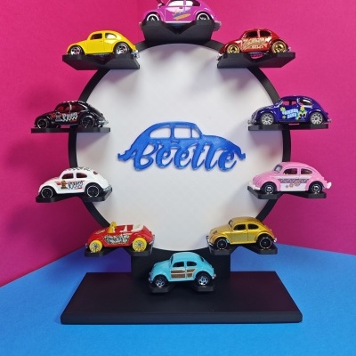 Miniaturas coloridas de carros Beetle em suporte com a palavra Beetle no centro