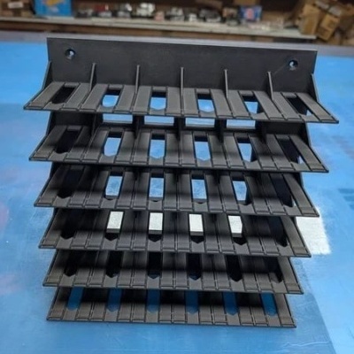 Estrutura preta de plástico com 5 níveis de ranhuras retangulares