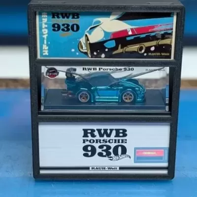 Expositor com miniatura de carro RWB Porsche 930 azul metálico e etiquetas