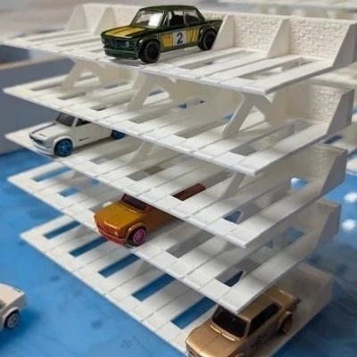 Modelo miniatura de parque de estacionamento branco com carrinhos de brinquedo coloridos