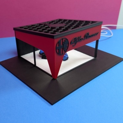Miniatura maquete de loja Alfa Romeo vermelha e preta