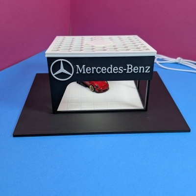 Miniatura de loja Mercedes-Benz com carro vermelho no interior