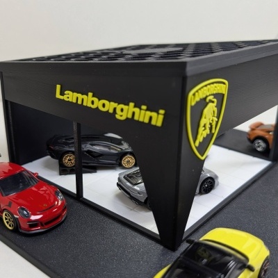 Miniaturas de carros desportivos numa vitrine Lamborghini preta com logo amarelo